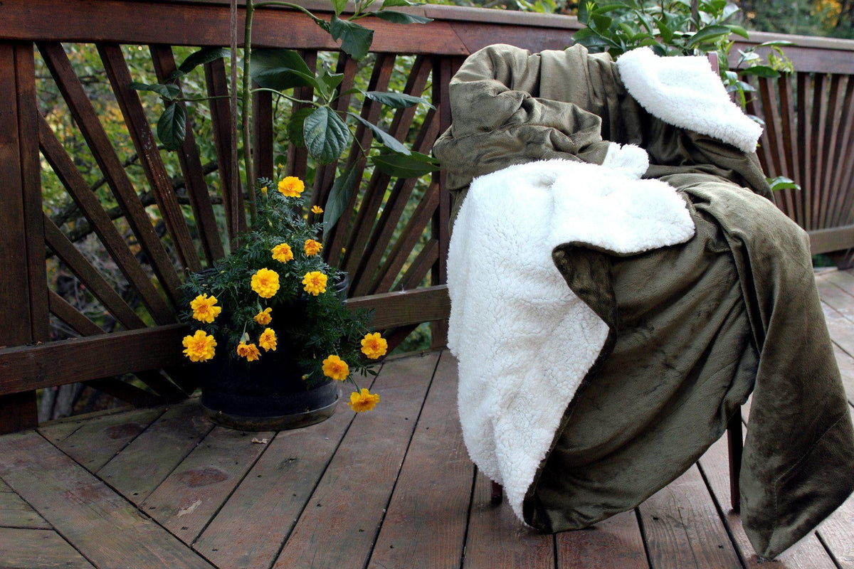 Super Soft Evergreen Micro Fleece Green Sherpa Throw Blanket