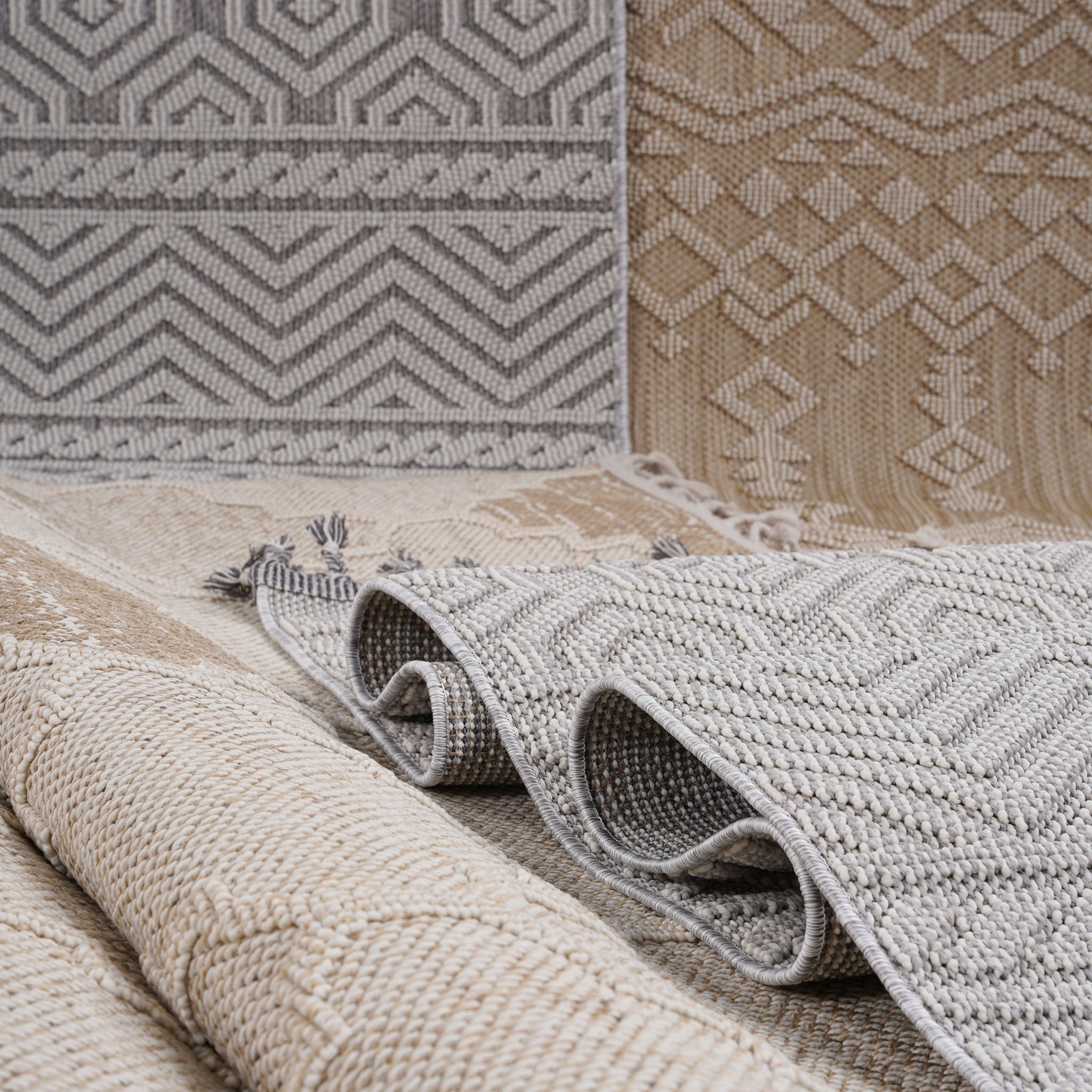 Guros - 6' X 9' Traditional Indoor / Outdoor Area Rug - White