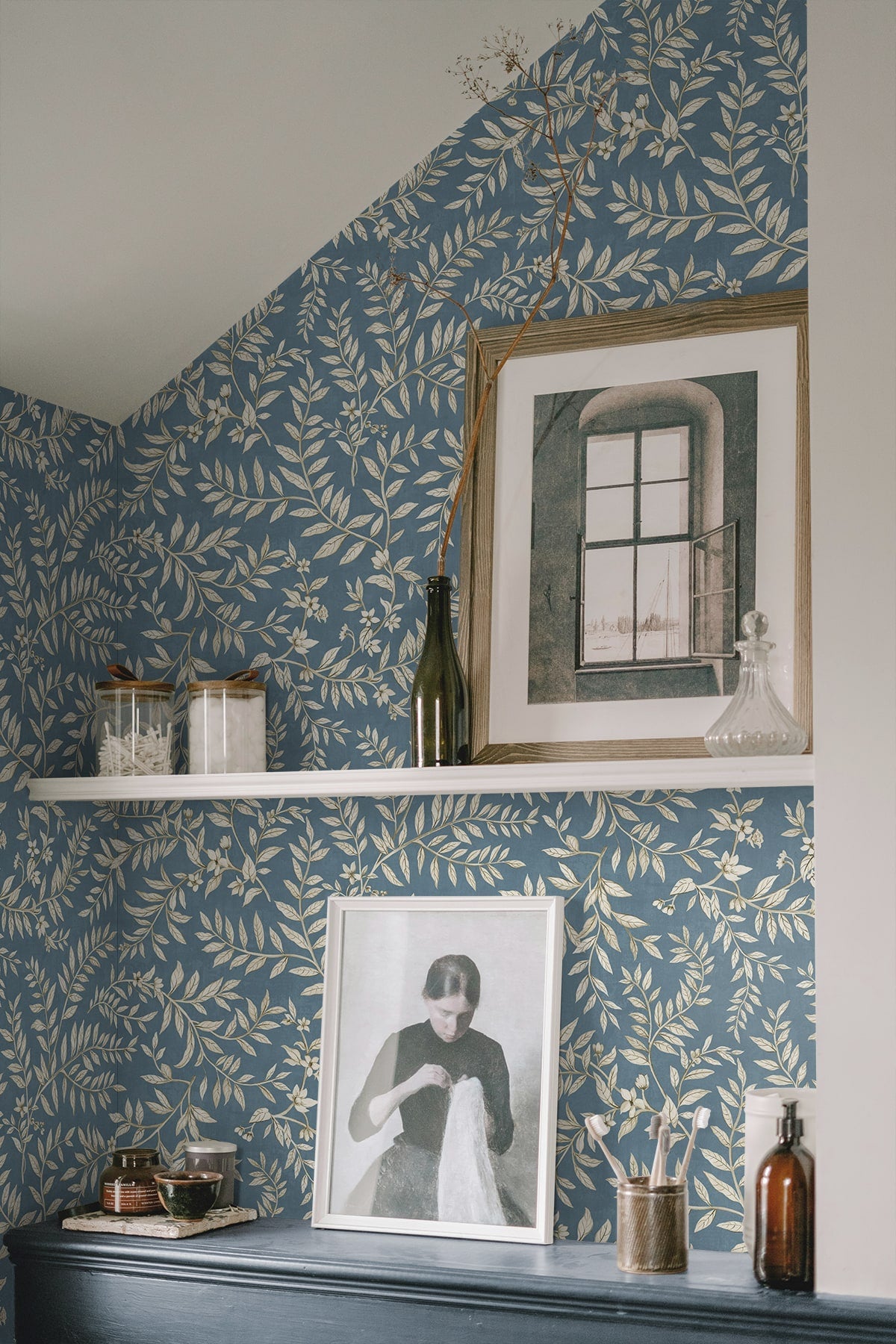 Vining Leaf Trail Premium Matte Non-Woven Peel and Stick Wallpaper