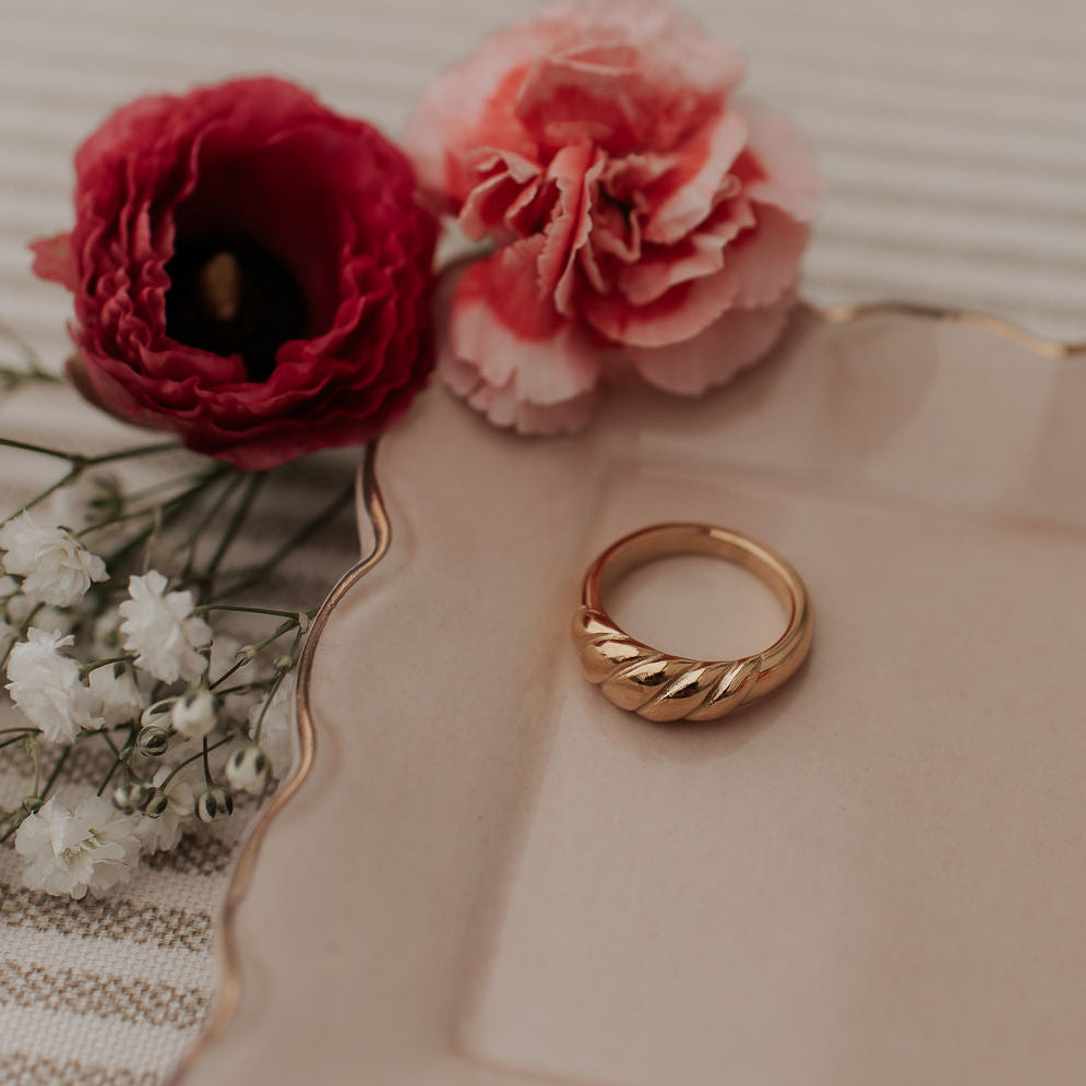 Wren Twist Ring